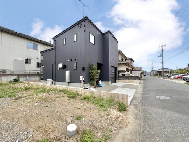【中古戸建】深谷市上柴町東7丁目の前面道路含む現地写真|■外観｜前面道路が広く見渡しが良いため、車の出入りやすれ違いもスムーズで日々の運転も安心して行えます♪