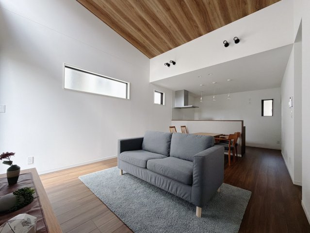 【中古戸建】深谷市上柴町東7丁目の居間・リビング|■リビング｜時の流れと共に陽射しは装いを変え空間に新たな彩りを与えます。一日中家に居ても飽きることなく過ごすことができる素敵な空間です♪