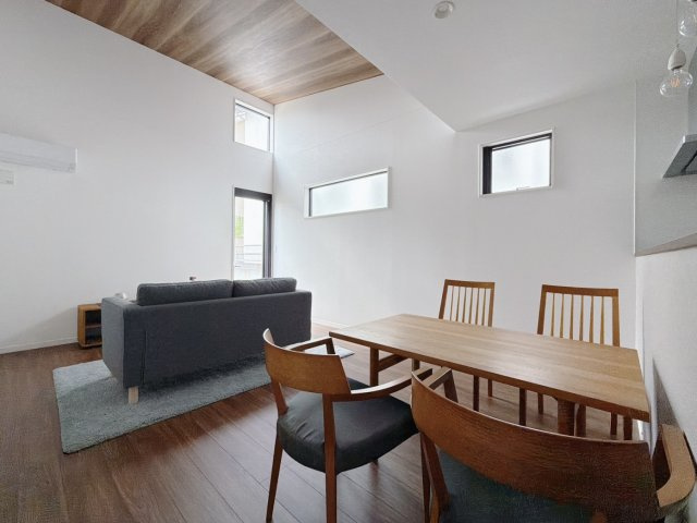 【中古戸建】深谷市上柴町東7丁目の居間・リビング|■リビング｜家具が設置されていて、生活イメージがしやすくなっております(*＾＾*)大きなソファーやテーブルを置いてもゆとりのある空間です♪