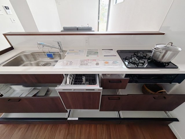 【中古戸建】深谷市上柴町東7丁目のキッチン|■キッチン｜全スライド式収納キッチン。鍋やお皿の出し入れもラクラクです☆また、ワークトップ幅が広く、お子さまと並んで料理ができます♪