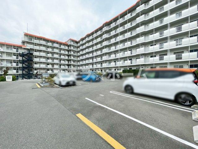 豊中緑ヶ丘サンハイツB棟の駐車場|カースペースがあります