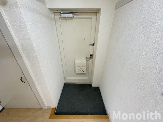 鶴山台22号棟の玄関
