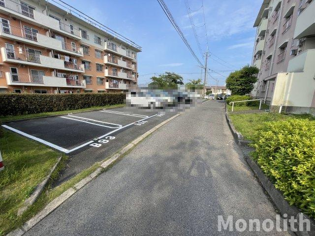 鶴山台22号棟の駐車場