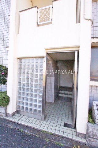 メゾンブロットBのエントランス|ガラスブロックがおしゃれなエントランスです。