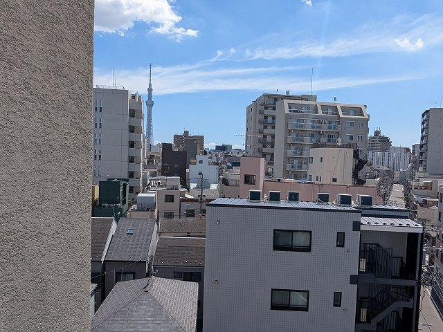 ニド三ノ輪の設備|6F、上層階のバルコニーと各洋室の出窓からスカイツリー隅田川花火見えます