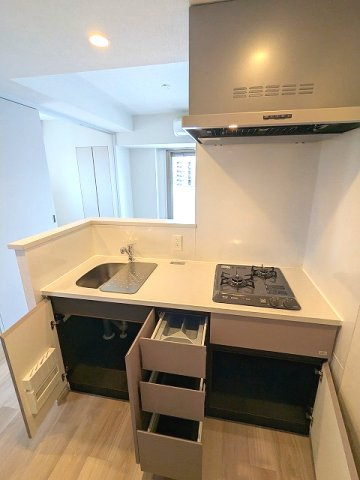 ニド三ノ輪の設備|ガス2口システムカウンターキッチン、料理しやすくシンクカバー付き、瀟洒でお手入れ楽なガラストップコンロ