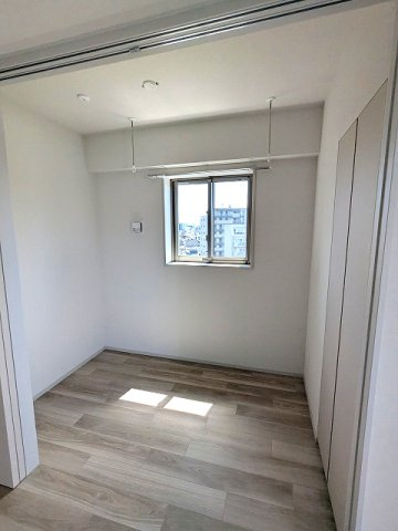 ニド三ノ輪のその他共用部分|10F、下層階の出窓は網入り
2.6帖洋室
クローゼット
上層階出窓からスカイツリー隅田川花火見えます
インターネットWi-Fi無料NURO光
ペット可小型犬or猫1匹
取り外し可能な室内物干し設備付
