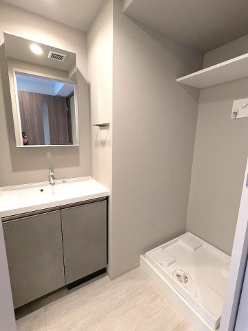 ニド元浅草の洗面所|トイレと独立した脱衣洗面室、洗面台の下にヘルスメーターストックスペースあります、洗濯機置場の排水口のお手入れしやすい様に手前中央に配置した防水パンです
