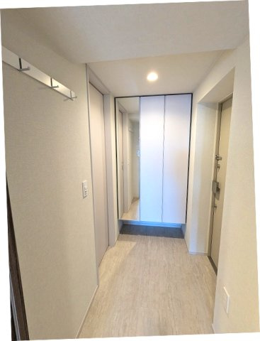 ニド元浅草の設備|広々の玄関です、ディンプルキーのダブルロックセキュリティ、人感センサー付玄関ライト、コートフック付、シューズBOXに姿水鏡付です、玄関から直接室内が見えない角部屋です