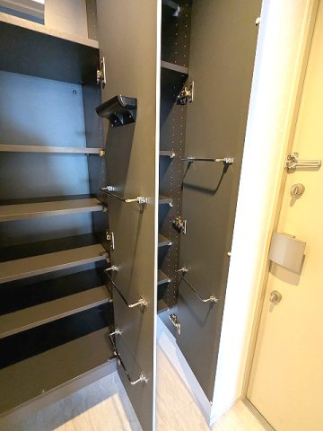 ニド元浅草の設備|傘フック付、収納豊富なトールタイプのシューズBOXです、表面に姿水鏡付です