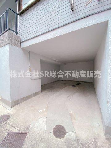 六万寺町1丁目中古戸建の駐車場|お車をお持ちの方に必要な駐車場はビルトインガレージ（幅・255cm 高さ・206cm 奥行・580cm）で、雨に濡れずにお車を保管できます！
