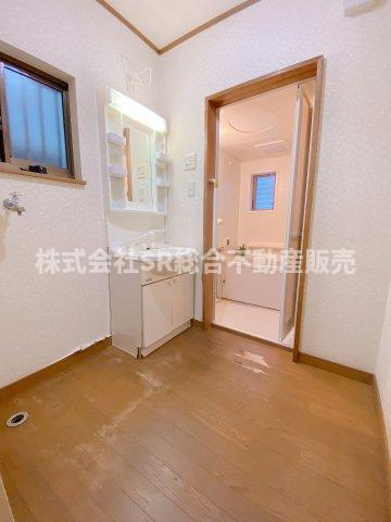 六万寺町1丁目中古戸建の脱衣所|室内洗濯機置場もあり広めの脱衣場です！