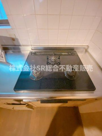 六万寺町1丁目中古戸建のキッチン|3口コンロ、グリル付き♪
