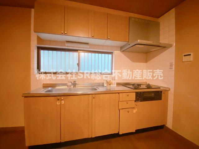 六万寺町1丁目中古戸建のキッチン|3口コンロ・グリル付きシステムキッチンで快適にお料理できます♪