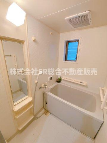 六万寺町1丁目中古戸建の浴室|お風呂には窓もあり、換気がバッチリとできます☆