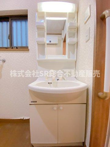六万寺町1丁目中古戸建の独立洗面台|独立洗面台、小物を置くことができて便利です！