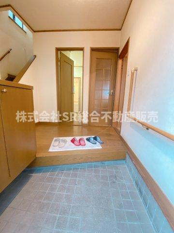 六万寺町1丁目中古戸建の玄関|玄関にはシューズボックスもあり、広く使えます♪