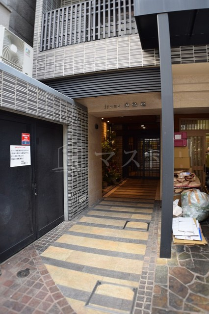 大阪市中央区南船場２丁目の賃貸マンションのエントランス