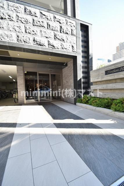大阪市中央区和泉町２丁目の賃貸マンションのエントランス