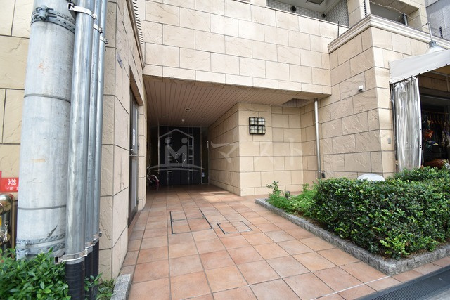 大阪市中央区平野町４丁目の賃貸マンションのエントランス