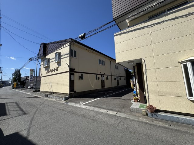想定年間賃料　1,056万　想定利回り　23.4％　鉄骨造・木造の外観