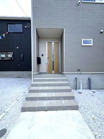 【玄関】 | 大野城市平野台1丁目第7　1号棟（全2棟）【仲介手数料無料・0円】 | 現地写真。