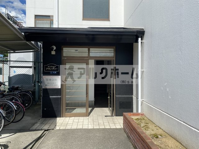 マンショングランディのエントランス