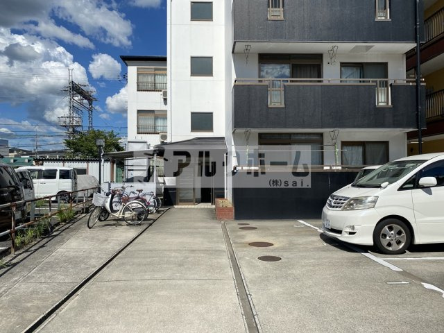 マンショングランディの駐車場