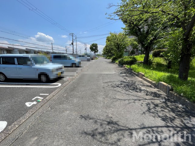 鶴山台19号棟の駐車場