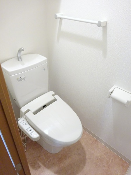 プレールアパートメント芦花公園のトイレ|落ち着いた色調のトイレです