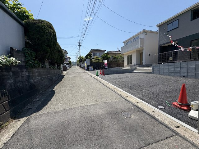 【その他】 | 大野城市平野台1丁目第7　2号棟（全2棟）【仲介手数料無料・0円】 | 現地写真。前面道路です。