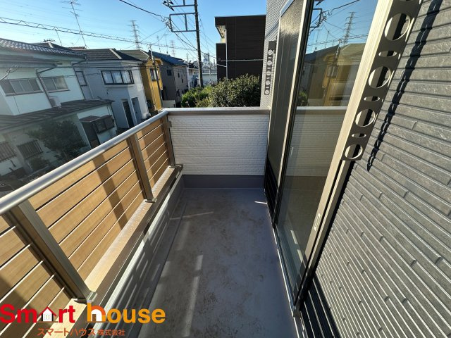 相模原市中央区小山　1棟のバルコニー|陽当りの良いバルコニーは、物干しセットを追加すれば、一度にたくさんのお洗濯物が干せるのが魅力！バルコニーは洗濯物を干すだけの場所じゃなく、家族のゆとりのある時間を演出するプライベート空間。