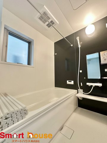 相模原市中央区小山　1棟の浴室|一日の疲れを癒してくれる場所なので、快適に過ごして頂く為にゆったりサイズのバスタブを用意しました。是非半身浴をお楽しみ下さい。空気が籠らない様に小窓も設置しております。