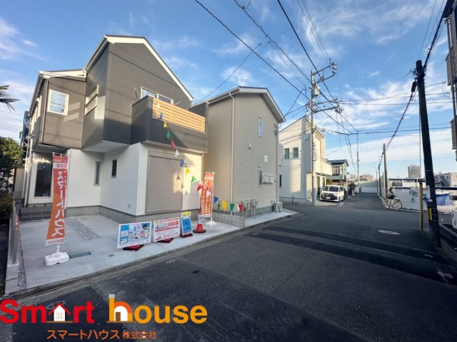 相模原市中央区小山　1棟の前面道路含む現地写真|外壁が周囲の街並みと青空に生えるお洒落な仕上がり！周囲には高い建物のないエリア。青い空が大きく感じますね。