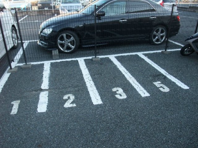 エレガント・ヴァラュアブルの駐車場