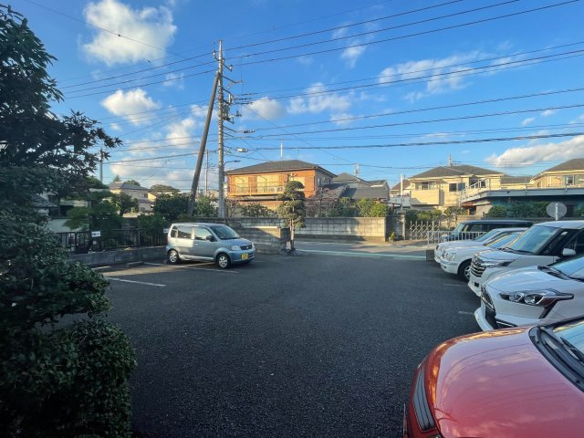 エレガント府中の駐車場