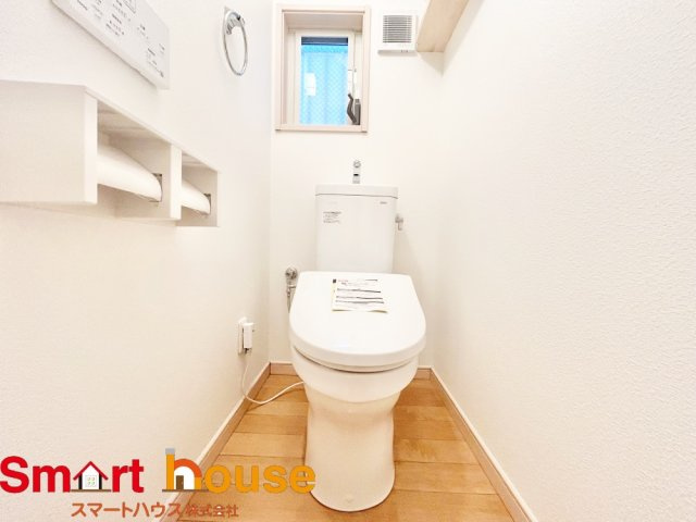 綾瀬市上土棚南1棟　リフォーム施工物件！のトイレ|節水型でエコなトイレには、今では当たり前のウォシュレット付き。便座を温める機能もついていて、居心地良くてトイレから出られなくなるかも！換気用に換気扇はもちろん、窓も着いているので常に快適ですね♪