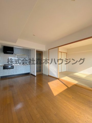 【居間・リビング】 | 　グレイシィーK・Y | ※反転タイプ別室の写真となります。
　設備内容など相違がある場合あくまで現状優先となります。