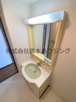 【独立洗面台】 | 　グレイシィーK・Y | ※反転タイプ別室の写真となります。
　設備内容など相違がある場合あくまで現状優先となります。
