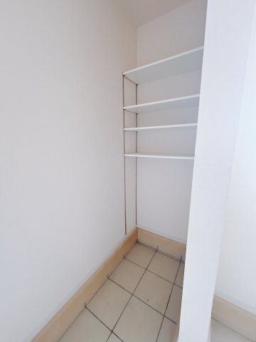 【中古戸建】藤岡市小林の収納|■SIC｜S.I.Cはスペースが効率よく使える可動棚仕様！大きめのベビーカーやブーツ、平らなサンダルなど用途に合わせて段の高さが変えられます