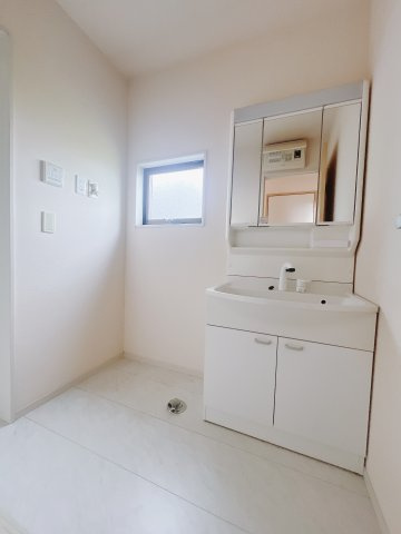【中古戸建】藤岡市小林の独立洗面台|■洗面室｜三面鏡の洗面台は鏡の裏が収納ポケットになっているので、ヘアケア用品や歯ブラシなどでごちゃつきがちな洗面台周りがスッキリ片付きます。　