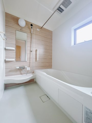 【中古戸建】藤岡市小林の浴室|■浴室｜デザイン性に優れた浴室♪1日の疲れを癒す、ゆったりとしたバスタイムをぜひお過ごしください(*＾＾*)大きな窓付きで嬉しい♪