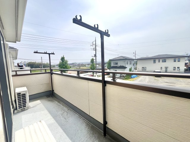 【中古戸建】藤岡市小林のバルコニー|■バルコニー｜あたたかな陽のひかりを浴びることのできるバルコニー。お洗濯物やお布団を干せば、家族みんなが気持ちよく暮らすことができます(*^^*)