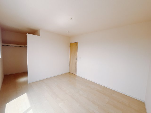【中古戸建】藤岡市小林の寝室|■主寝室｜ベッドやテレビなどの大き目の家具を置いても余裕のある広々主寝室です♪家事やお仕事にお疲れなパパ・ママがゆっくりと過ごせる空間です♪