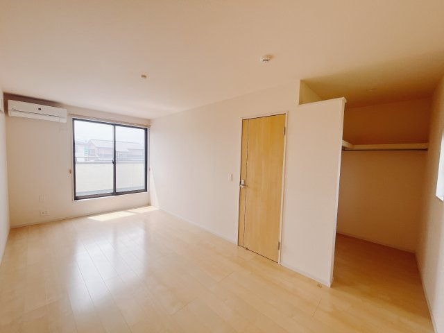 【中古戸建】藤岡市小林の寝室|■主寝室｜広い寝室ならインテリアも自由自在にお楽しみいただけます♪お外から帰ってきた後は寝室でゆっくり自分の時間をお過ごしください。