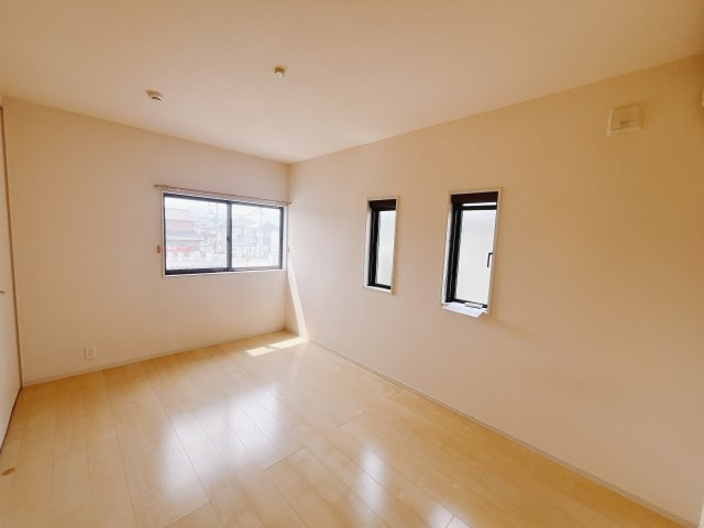 【中古戸建】藤岡市小林の洋室|■2階洋室｜お子様の一人部屋にピッタリな洋室。木のぬくもりを感じるフローリングは、天然木の味わいが時とともに深みを増していきます。また、傷にも強く、フリーワックスでお手入れもラクラクです♪
