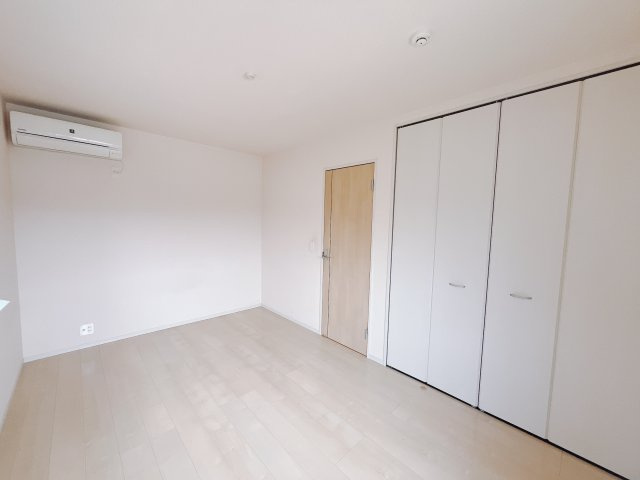 【中古戸建】藤岡市小林の洋室|■2階洋室｜ナチュラルカラーの床です。模様替えなどとても楽しく工夫できます♪陽当たり、風通しもとても良いので毎日快適な生活スタートです！子供部屋にも良いですね♪