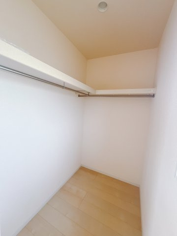 【中古戸建】藤岡市小林の収納|■WIC｜主寝室には夢のウォークインがございます♪お洋服やバッグだけでなく、増えていくお洋服やご家族での思い出の品もしっかりと収納します( ＾＾ )