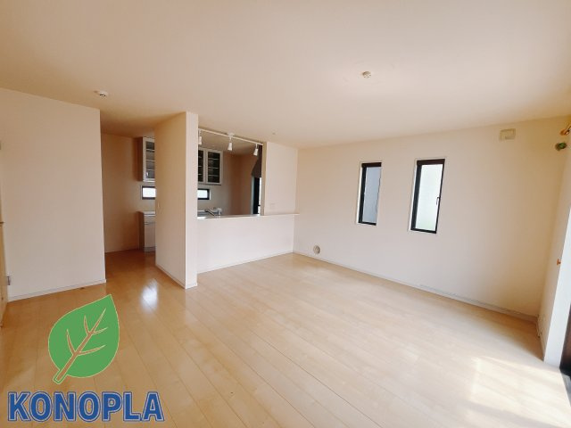 【中古戸建】藤岡市小林の居間・リビング|■リビング｜落ち着きのある表情を見せるリビングダイニング。太陽の光がたっぷり差し込むリビングは、自然とご家族が集まる居心地の良い空間です。