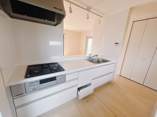 【中古戸建】藤岡市小林のキッチン|■キッチン｜作業がはかどる広々カウンタースペース。会話がはずむ「オープンキッチン」なので家族とのコミュニケーションも活発になります。